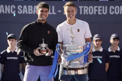 Carlos Alcaraz y Holger Rune, subcampeón y ganador del ATP 500 de Barcelona, respectivamente, posando con los trofeos