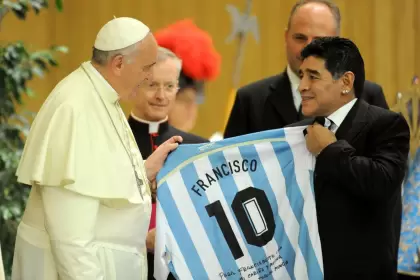 El día en el que Maradona visitó a Francisco en 2014 en la Ciudad del Vaticano