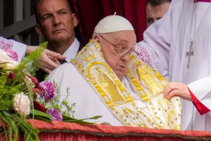El Papa Francisco aparece frágil en el palco central de la Basílica de San Pedro el Domingo de Pascua.