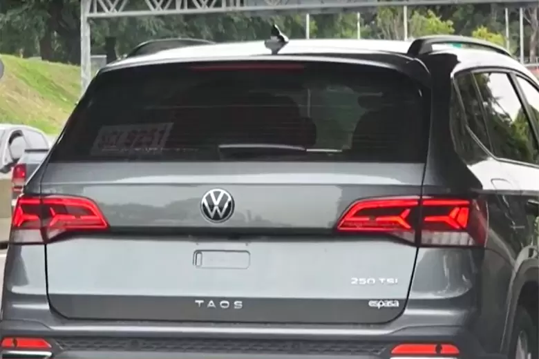 Miles de autos circulan por la Argentina sin chapas patente porque no hay aún un proveedor.