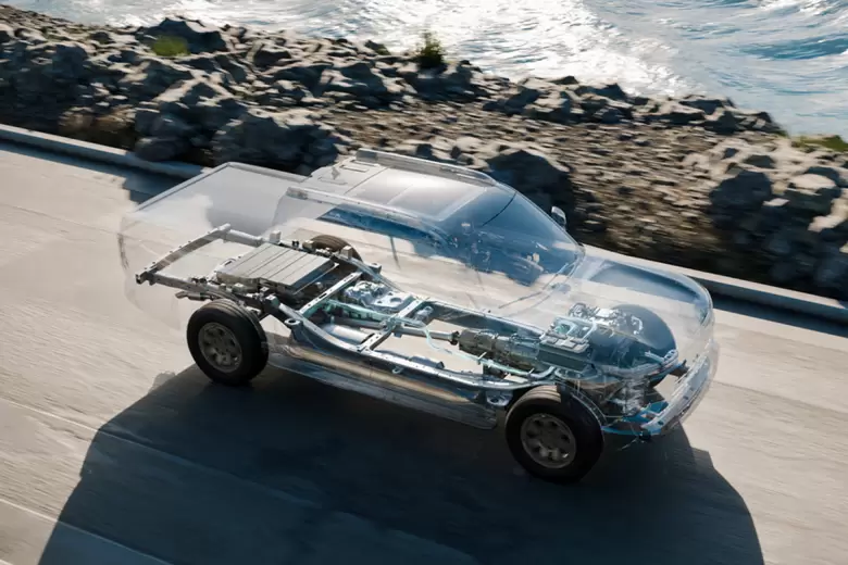 Es la primera camioneta electrificada de Nissan, aunque mantiene su chasis de largueros.