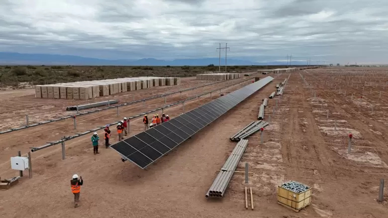 Está ubicado en Las Heras, a 53 km de la ciudad de Mendoza.