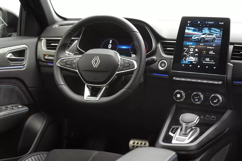 Su interior cuenta con una multimedia Easy Link de 9,3" con replicación inalámbrica.