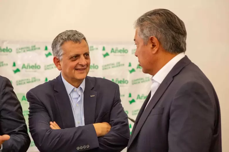 Horacio Marín, CEO de YPF, junto al gobernador neuquino, Rolando Figueroa