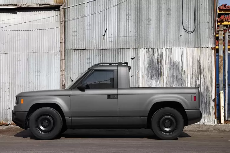 Mide 4,43 m de largo, por lo que es una camioneta compacta, como las japonesas de los años 80.