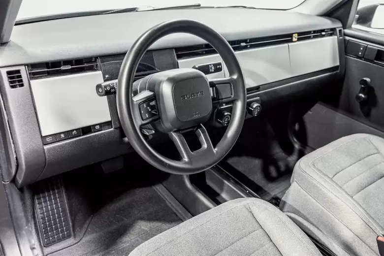 El interior de la Slate es minimalista y bien básico, con la opción de sumarle equipamiento o accesorios.
