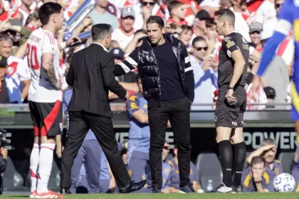 El saludo entre Fernando Gago y Marcelo Gallardo en el Superclásico que terminó sentenciar al DT de Boca