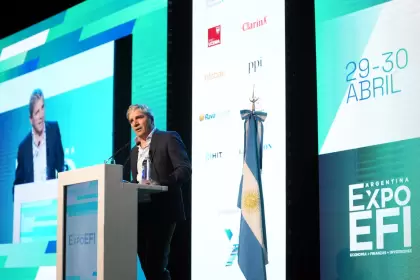 Luis Caputo: "Se terminó la era de la Argentina regalada en dólares"