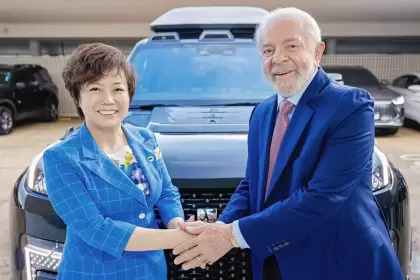 Stella Li, Vicepresidenta global de BYD junto al Presidente de Brasil, Lula da Silva.
