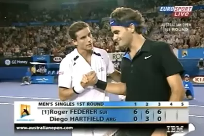 Hartfield jugó 2 veces con Roger. En Australia cayó feo, pero en Roland Garros casi le sacó un set.