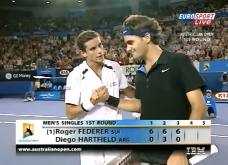 Hartfield jugó 2 veces con Roger. En Australia cayó feo, pero en Roland Garros casi le sacó un set.