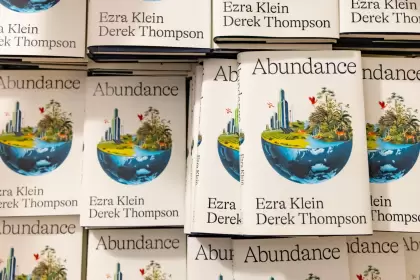 Ezra Klein y Derek Thompson proponen en "Abundance" una nueva agenda progresista.