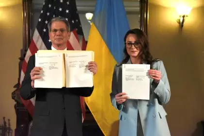 EE.UU. y Ucrania firman un histórico acuerdo de minerales: ¿se acerca el final de la guerra con Rusia?
