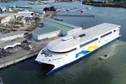¿Cómo es el ferry eléctrico más grande del mundo que unirá Buenos Aires con Colonia?