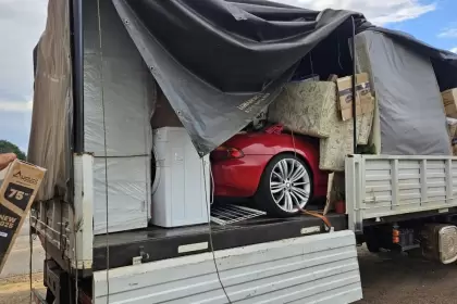 Corrientes: secuestraron un auto BMW valuado en casi $100 millones dentro de un camión de mudanza