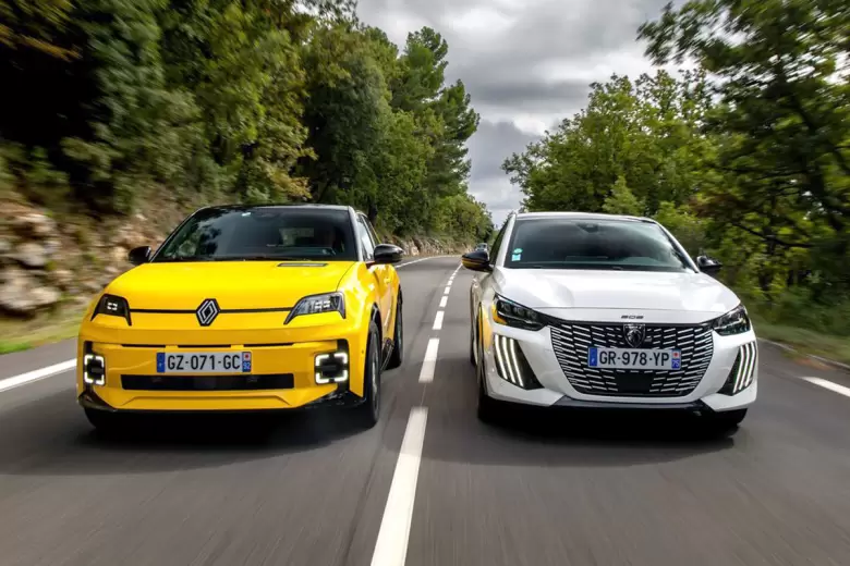 Renault lanzó recientemente el 5 E-Tech que compite con el Peugeot e-208, ambos eléctricos.