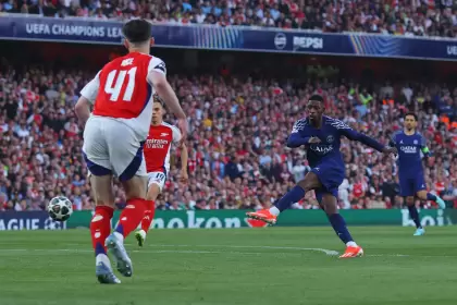 Ousmane Dembélé remata ante la mirada de Declan Rice y Leandro Trossard en uno de los últimos cruces entre ambos