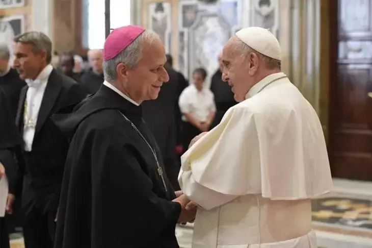 Su español fluido y su sensibilidad con la cultura latinoamericana siempre lo mantuvieron cerca de Francisco.
