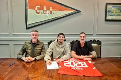 Lomónaco recibió una mejora contractual y firmó hasta diciembre de 2028. (@Independiente)