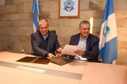 YPF firmó un acuerdo con el gobierno provincial para extender por tres años su aporte al programa de becas Gregorio Álvarez