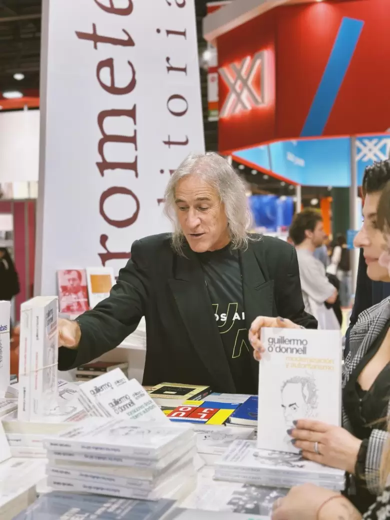 Raúl Carioli, editor de Prometeo, durante la presentación de la edición completa de la obra de Guillermo O'Donnell en la Feria del Libro. El proyecto
