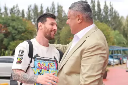 Messi junto a "Chiqui" Tapia, presidente de la AFA