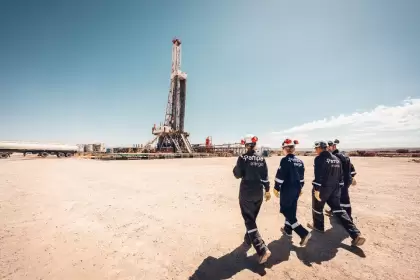 Ya se conectaron cuatro pozos con una producción inicial de 6.000 barriles diarios, y se espera alcanzar 20.000 barriles por día en los próximos meses