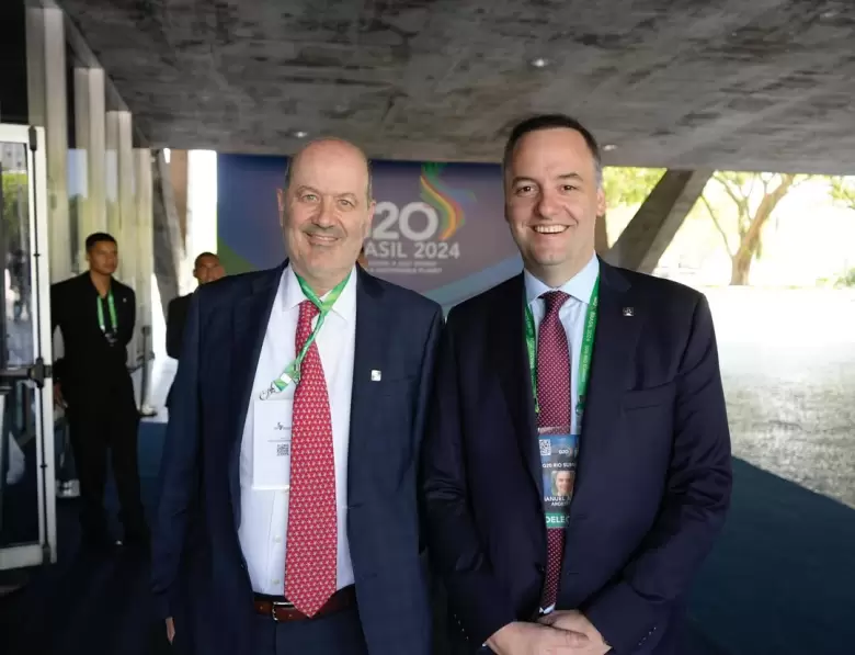 Federico Sturzenegger y Manuel Adorni