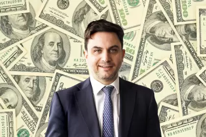 Marra regala US$ 10.000
