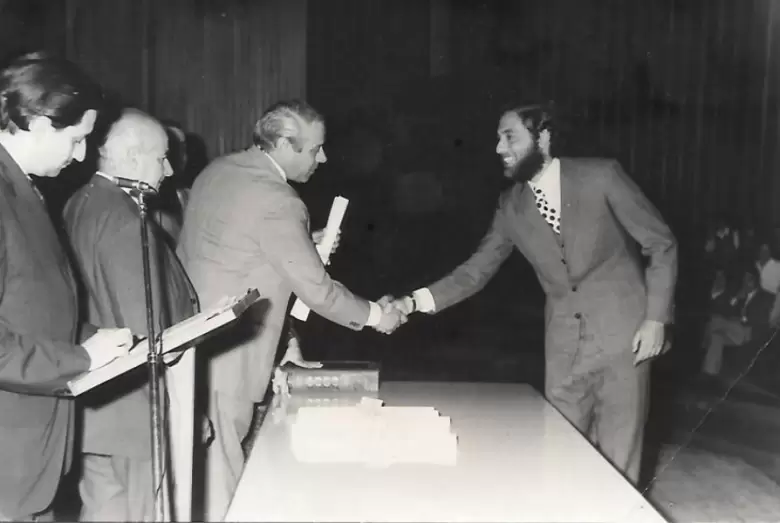 Raúl Timerman recibe su diploma de licenciado en Química en la Facultad de Ciencias Exactas y Naturales de la Universidad de Buenos Aires.