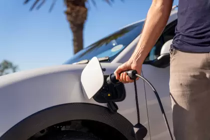 ¿Cómo son y cuánto salen los autos eléctricos que trajo Antelo?
