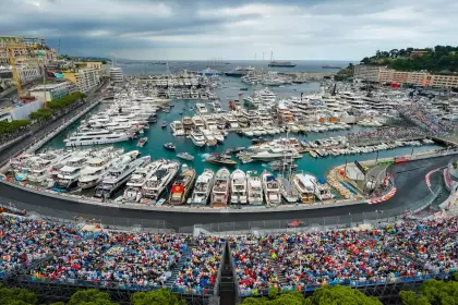 Una de las fotos más lindas del Gran Premio de Mónaco con la bahía que rodea el trazado