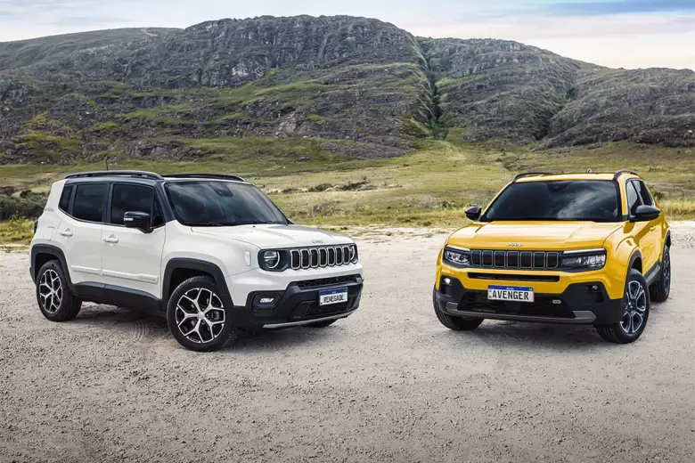 El Renegade a la izquierda y el Avenger a la derecha, los dos modelos más chicos de Jeep.