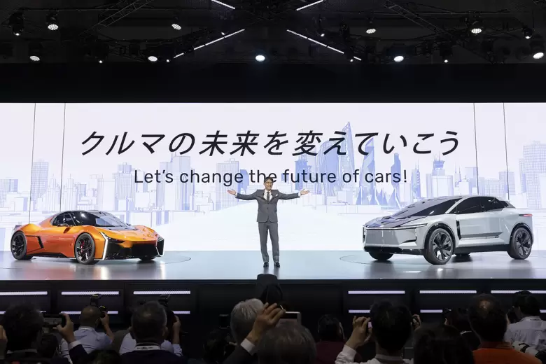 Sato en el Japan Mobility Show de 2023, presentando diseños deportivos y arriesgados de futuros Toyota.