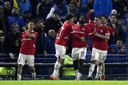 Independiente festeja el gol de Álvaro Angulo que le dio el triunfo ante Boca en La Bombonera