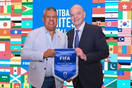 Claudio Tapia junto a Gianni Infantino, presidente de la FIFA