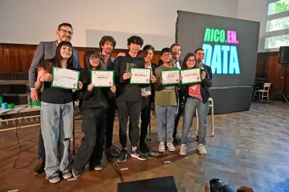 Los alumnos con Juan Cuattromo, presidente del Bapro.