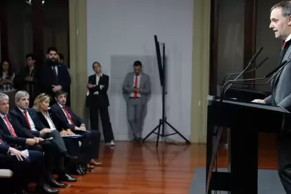 "Tus dólares, tu decisión": el Gobierno lanza el plan para despenalizar el ahorro informal