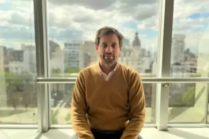 "Si el peronismo termina dividido entre Kicillof y Cristina, sería una victoria cómoda para Milei", dice Juan Courel, experto en campañas electorales.