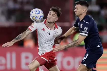 Walter Mazzanti ante la marca de Adrián Sporle en el último encuentro en Independiente y Huracán