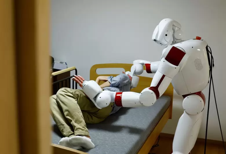 AIREC, un humanoide de 150 kg, ya gira pacientes en camas geriátricas y cocina menús básicos.
