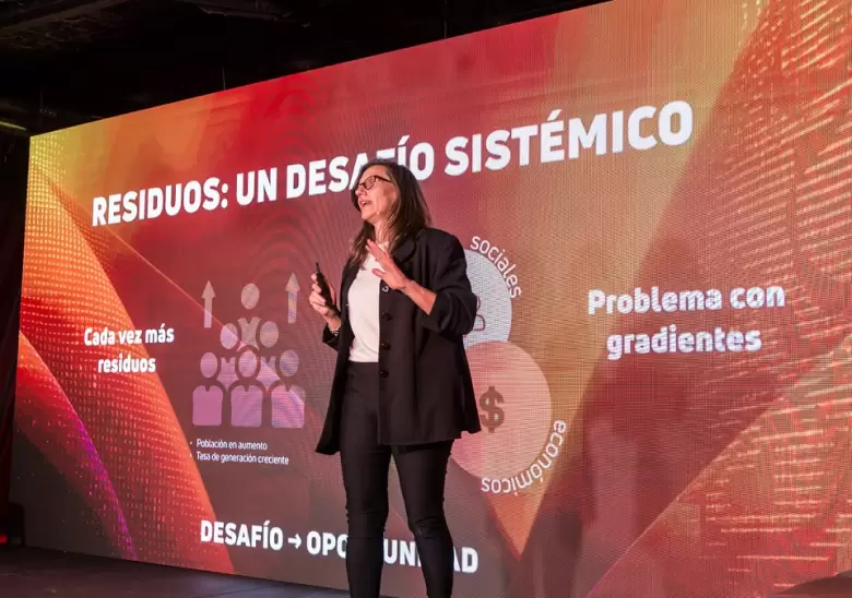 Directivos de Novergy durante la presentación en Abra Cultural
