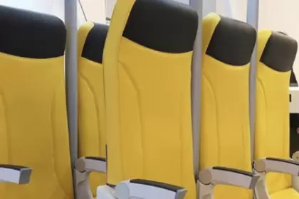 Las aerolíneas low cost impulsan los asientos de pie para vuelos cortos.