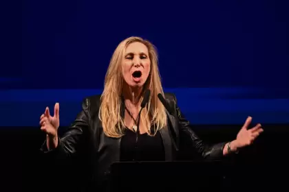 "Esta batalla no es para los tibios, pero tampoco es para unos pocos", dijo Karina Milei