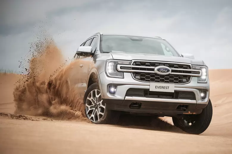 Su sistema de tracción es 4x4 con reductora y bloqueo de diferencial trasero.