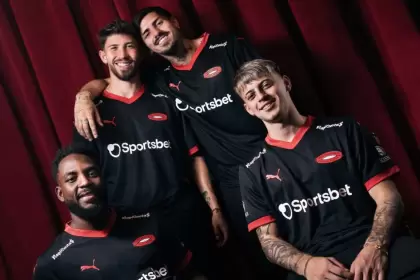 Felipe Loyola, Kevin Lomónaco, Álvaro Angulo y Diego Tarzia con la nueva camiseta alternativa de Independiente