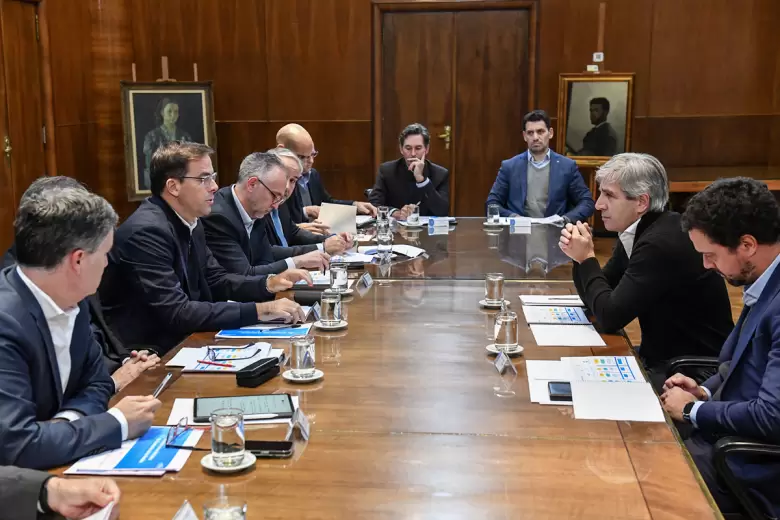 El Ministro Luis Caputo recibió a los representante de ADEFA.