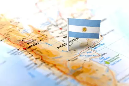 La macro ilusiona, pero la plata no llega: el dilema argentino.