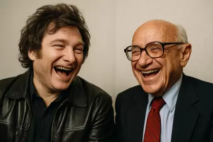 Javier Milei y Milton Friedman riéndose