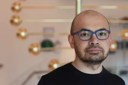 Hassabis aprendió ajedrez a los cuatro años y a los trece ya ostentaba un Elo de maestro internacional.